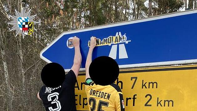 Kreis Ansbach: Polizei erwischt Fußballfans auf frischer Tat - Männer müssen Sticker von Verkehrsschild kratzen