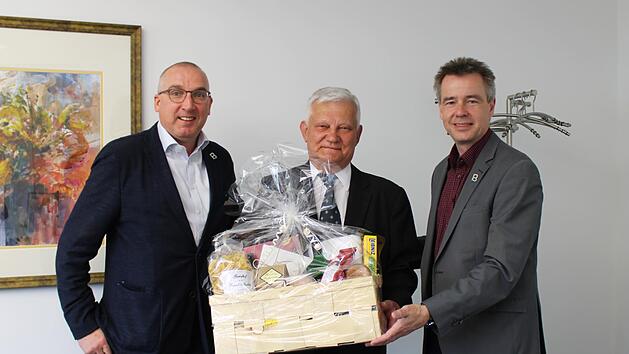 B&uuml;rgermeister Andreas Sandwall (links) und Kkurdirektor thomas Beck verabschiedeten den Leiter der Kurmusik Istv&agrave;n Heged&uuml;s in den Ruhestand.