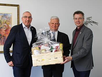 Bürgermeister Andreas Sandwall (links) und Kkurdirektor thomas Beck verabschiedeten den Leiter der Kurmusik Istvàn Hegedüs in den Ruhestand.