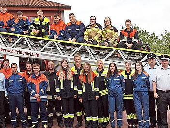 Die gl&uuml;cklichen Absolventen der Truppenaus&uuml;bung mit ihren Ausbildern