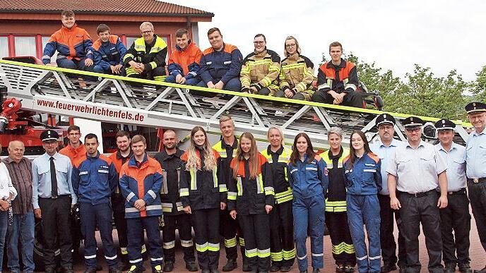 Die gl&uuml;cklichen Absolventen der Truppenaus&uuml;bung mit ihren Ausbildern