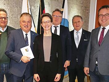 Die Amtseinführung der Fachlichen Leiterin und Schulamtsdirektorin Petra Rauh am Staatlichen Schulamt Kulmbach nahm Regierungspräsident Florian Luderschmid vor. Im Bild (von links) OB Ingo Lehmann, Landrat Klaus Peter Söllner, Petra Rauh mit Ehema...