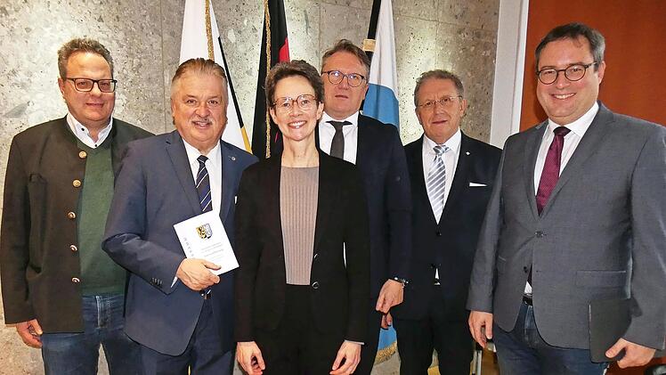 Die Amtseinführung der Fachlichen Leiterin und Schulamtsdirektorin Petra Rauh am Staatlichen Schulamt Kulmbach nahm Regierungspräsident Florian Luderschmid vor. Im Bild (von links) OB Ingo Lehmann, Landrat Klaus Peter Söllner, Petra Rauh mit Ehema...
