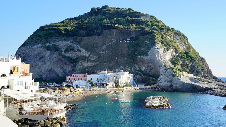 Sant'Angelo, ein charmantes Fischerdorf mit Strand, das bei Touristen auf der Insel Ischia in Italien sehr beliebt ist. Sant'Angelo, a charming fishing, beach village popular with tourists  on the Island of Ischia, Italy.