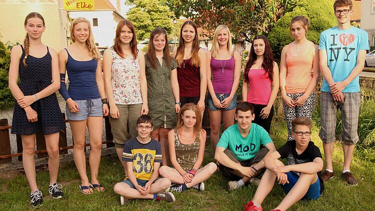 Diese 13 Mitglieder vollzogen die Vereinsgründung für die "i have a dream group" in Kirchlauter mit 1. Vorsitzendem Dominik Baum (rechts). Foto: Günther Geiling