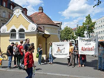"Nutzung statt Abriss!" Gegen den auf dem US-Gelände drohenden Abbruch von funktionstüchtigen Wohnungen gingen Bamberger Bürger auf die Straße. Sie fordern einen Erhalt der Wohnungen, um Wohnraum in Bamberg erschwinglich zu machen."