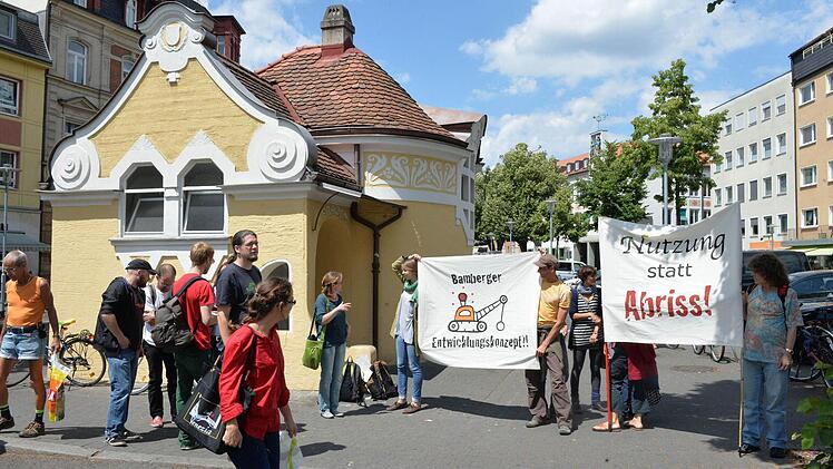 "Nutzung statt Abriss!" Gegen den auf dem US-Gelände drohenden Abbruch von funktionstüchtigen Wohnungen gingen Bamberger Bürger auf die Straße. Sie fordern einen Erhalt der Wohnungen, um Wohnraum in Bamberg erschwinglich zu machen."