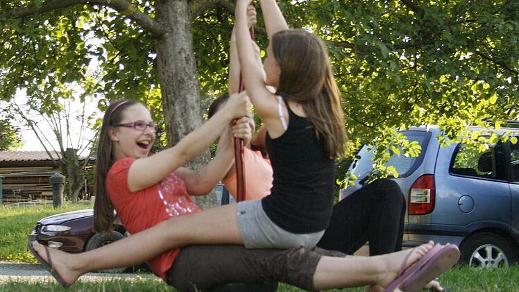 Wahre Kunststücke: Auf der Seilbahn präsentierten die drei Mädchen beim Besuch der Jury am Spielplatz in Gärtenroth, was möglich ist.