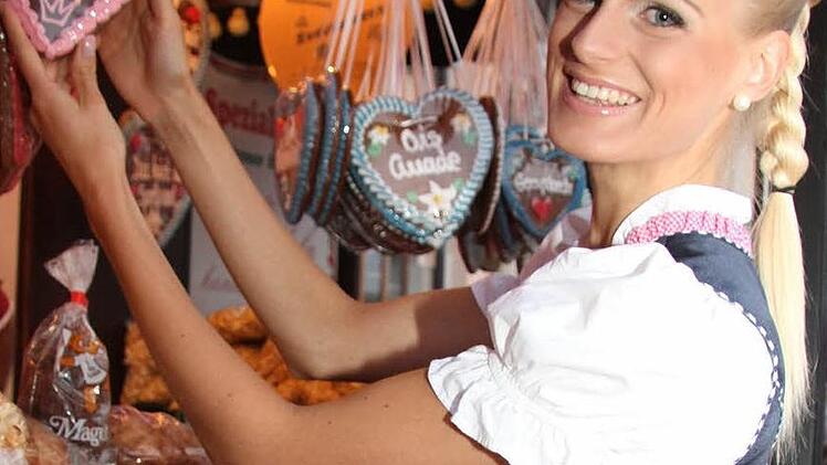 Bei Haxen und Bratwürsten verzichtet Anne-Kathrin Kosch, aber beim Stand mit Süßigkeiten greift sie gerne zum Lebkuchenherz.