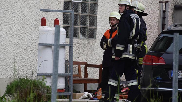 Sorgen bereiteten den Einsatzkräfte zunächst die vielen weiteren Gasflaschen im und neben dem Haus.