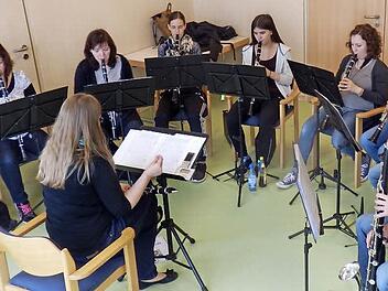 In die Natur entführt das Frühlingskonzert der Blaskapelle an diesem Samstag, 16. April, um 19.30 Uhr in der Turnhalle. Letzten Schliff vermittelte ein Probenwochenende mit Übungen in den einzelnen Registern wie die Klarinettisten unter Isabell Schmitt.  Foto: Stefan Geiger