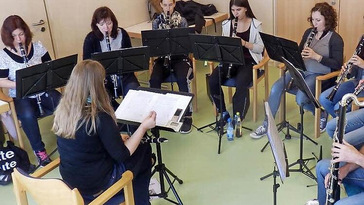 In die Natur entführt das Frühlingskonzert der Blaskapelle an diesem Samstag, 16. April, um 19.30 Uhr in der Turnhalle. Letzten Schliff vermittelte ein Probenwochenende mit Übungen in den einzelnen Registern wie die Klarinettisten unter Isabell Schmitt.  Foto: Stefan Geiger