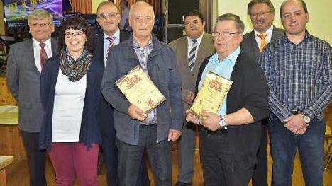 Neue Ehrenmitglieder sind Roland Grom (3. v. l.) und Jürgen Grünbeck (3. v. r.). Mit im Bild (von links) Edgar Kraus (TT-Kreisvorsitzender), Simone Kirchner (Zweite Vorsitzende des TV), Karl H. Fick (BLSV-Kreisvorsitzender), Zweiter Bürgermeister Wolfgang Förtsch, Bürgermeister Hans Pietz und Jürgen Barnickel (Erster Vorsitzender des TV).