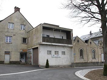 Zusätzlich zur bereits konkreten Abriss-Maßnahme des Hauses Marktplatz 1 möchte der Pressecker Gemeinderat auch den Komplex der ehemaligen Firmen Webotex und Schuh Ott (Bild) an der Industriestraße kaufen und dann entfernen. Foto: Klaus Klaschka