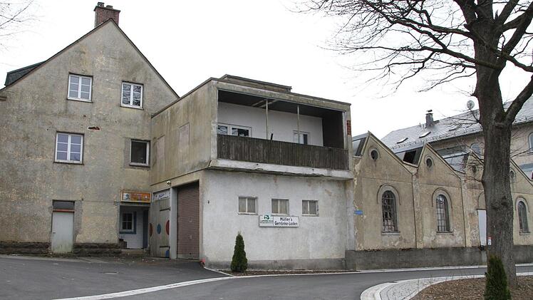 Zusätzlich zur bereits konkreten Abriss-Maßnahme des Hauses Marktplatz 1 möchte der Pressecker Gemeinderat auch den Komplex der ehemaligen Firmen Webotex und Schuh Ott (Bild) an der Industriestraße kaufen und dann entfernen. Foto: Klaus Klaschka