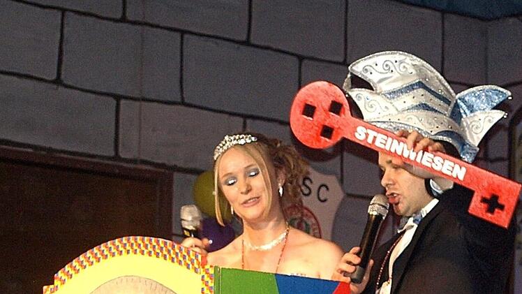 Prinz Sven I und Prinzessin Tamara I haben den alten schwarzen Schlüssel rot geputzt. Foto: Susanne Deuerling