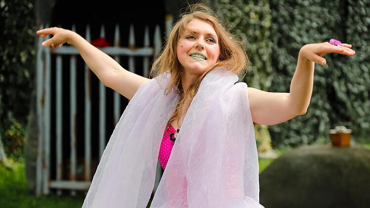 Gastregisseurin Stephanie Kuhlmann hat mit dem Stück "Der Räuber Hotzenplotz" einen rasanten Theaterspaß inszeniert. Foto: Matthias Hoch
