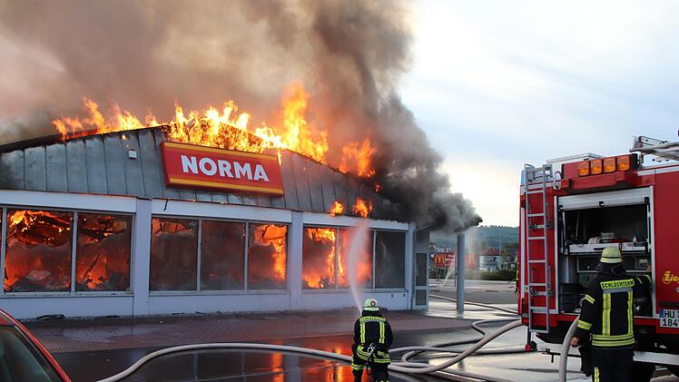 Das Gebäude in Schlüchtern brannte bis auf die Grundmauern ab. Etwa 24 Stunden zuvor hatte es schon in einem Sonderposten-Markt gebrannt. Foto: Ulrich Schwind