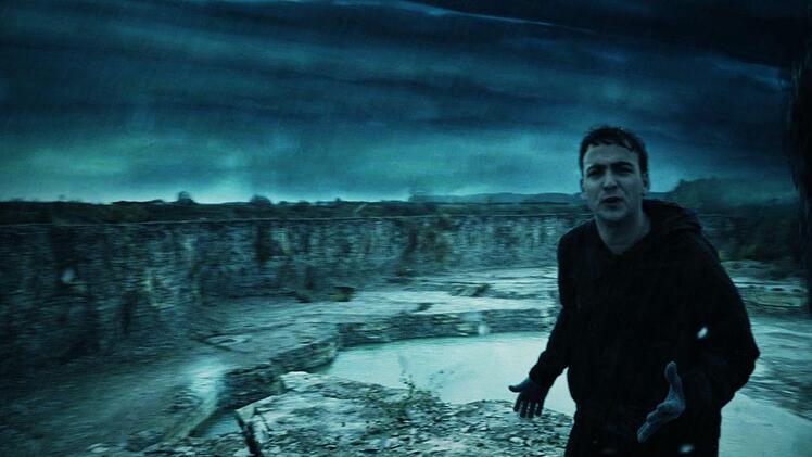 Neben Regen und Blitzen gibt es in dem neuen Video von Sven Andrew auch Tornados und Explosionen. Es soll die Gefühlslage des jungen Musikers widerspiegeln. Foto: Luis Köferler