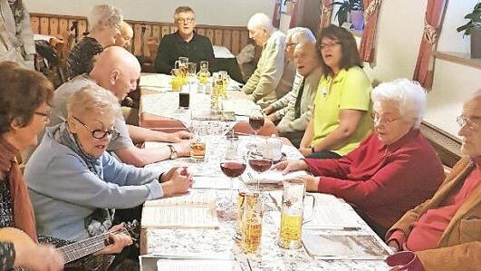 Betti Köhler (l.) sang mit den Gästen aus Etzelskirchen. Foto: privat