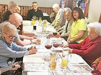 Betti Köhler (l.) sang mit den Gästen aus Etzelskirchen. Foto: privat