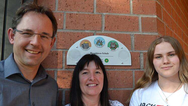 Michael Kreil, Elternbeiratsvorsitzende Kerstin Dietz und  Schülersprecherin Mona Gibian vor der neuen Plakette. Foto: Marcel Diekmann