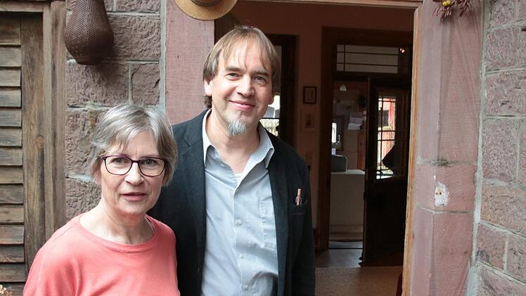 Andrea und Detlef Mohr im Eingangsbereich ihres Wohnhauses: Was früher die Außentür war, wurde durch einen Wintergarten zum Wohnraum. Das erhält alte Bausubstanz, spart Energie und schafft mehr Platz. Foto: Ralf Ruppert
