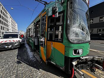 Straßenbahn kollidiert mit Zustellfahrzeug: Wagen rollt nach Unfall über große Ampelkreuzung