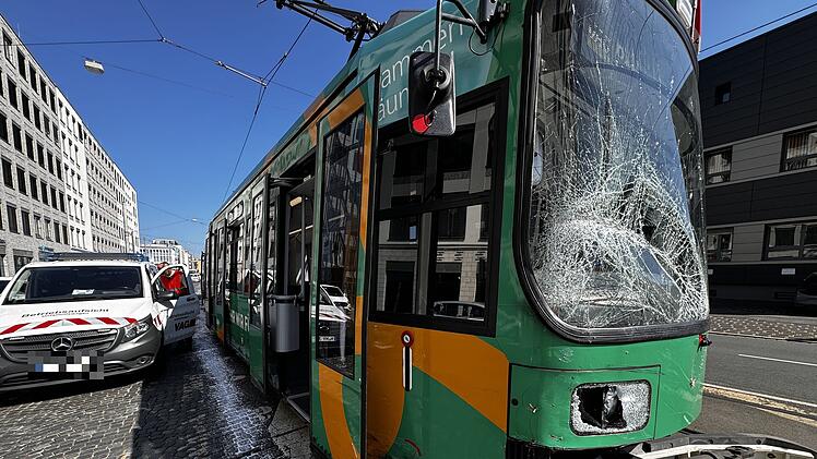 Straßenbahn kollidiert mit Zustellfahrzeug: Wagen rollt nach Unfall über große Ampelkreuzung