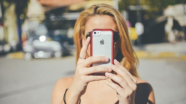 Im Sommer ist es wichtig, dein Smartphone vor gefährlichen Hitzeschäden zu bewahren.
