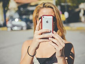 Im Sommer ist es wichtig, dein Smartphone vor gefährlichen Hitzeschäden zu bewahren.