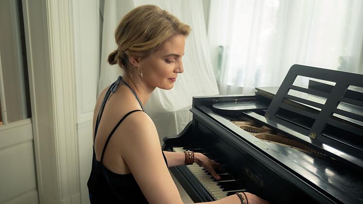 Welche Geheimnisse verschweigt die mehrfach untergetauchte Millionenerbin Juliane Halstenberg (Rike Schmid)?