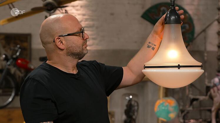 Die H&auml;ngeleuchte "Luzette" von Designer Peter Behrens aus der Zeit um 1920 sch&auml;tzte Sven Deutschmanek auf 500 bis 600 Euro. Den gew&uuml;nschten Preis von 450 Euro wollte niemand ausgeben.