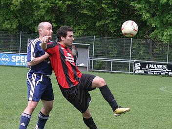 Spielertrainer Patrick Reuter (rechts) und sein TSV Pfarrweisach peilen im Kampf um die Meisterschaft einen Heimsieg an.