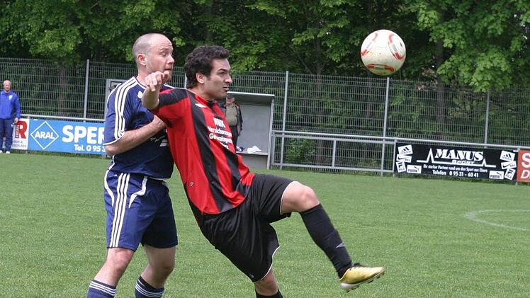 Spielertrainer Patrick Reuter (rechts) und sein TSV Pfarrweisach peilen im Kampf um die Meisterschaft einen Heimsieg an.