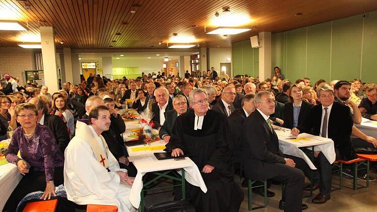 Die drei Pfarrer Heinrich Schuster, Christian Kaiser und Reinhold Brunkel, hier unter der großen Gästeschar, weihten das erneuerte Gebäude.