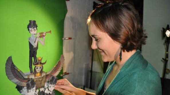 Natalie Heinlein mit den Figuren des Clips "Soviet Trumpeter". Foto: pr