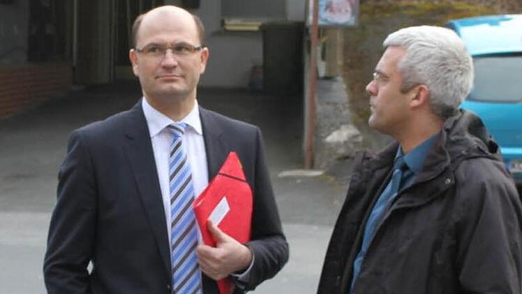 Der Staatssekretär für Finanzen, Landesentwicklung und Heimat, Albert Füracker, war zu Besuch in Lauenstein. Rechts im Bild Bürgermeister Timo Ehrhardt.  Foto: Veronika Schadeck
