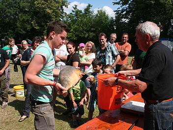 Benjamin Kästner brachte den schwersten Fang des Hegefischens zum Abwiegen. Foto: Evi Seeger