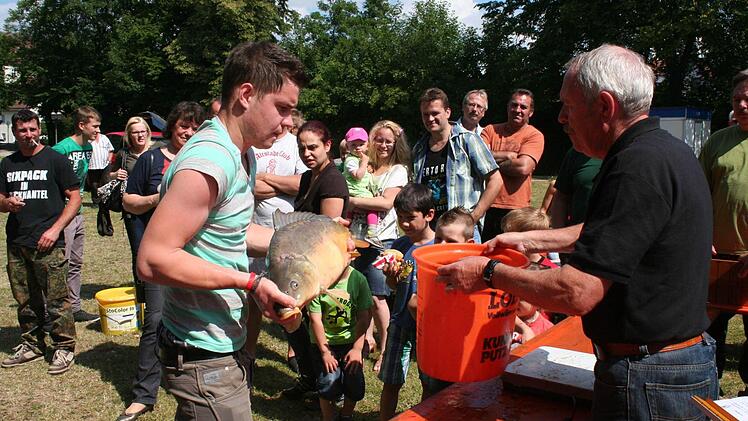 Benjamin Kästner brachte den schwersten Fang des Hegefischens zum Abwiegen. Foto: Evi Seeger