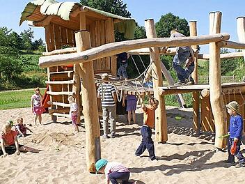 Die Kleinen haben den lang ersehnten neuen Spielplatz sofort in ihr Herz geschlossen. Foto: Neubecker