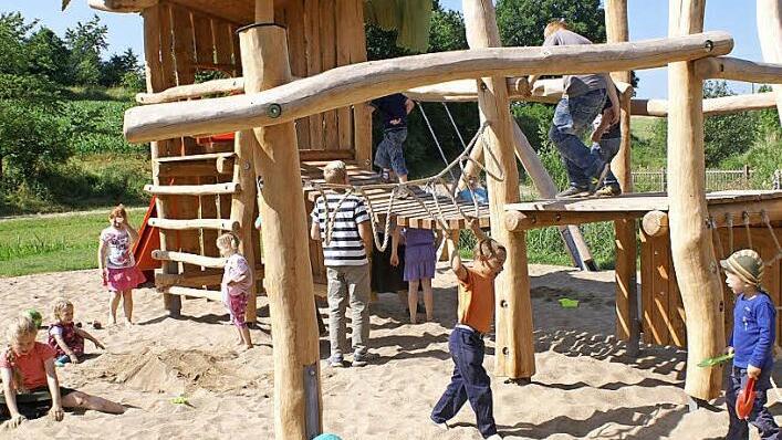 Die Kleinen haben den lang ersehnten neuen Spielplatz sofort in ihr Herz geschlossen. Foto: Neubecker