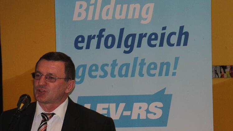 Wilfried Hamm, 2. Vorsitzender des Landes-Eltern-Verbandes Bayern (rechts) bei seiner Begrüßung. Vorne, ab 2. von links: Elternbeiratsvorsitzende Bettina Stubenrauch, Landrat Wilhelm Schneider, Ministerialbeauftragter Karlheinz Lamprecht und der Leiter der Realschule Ebern, Hartmut Weis. Foto: Helmut Will