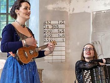 Ein begnadetes Duo: Sopranistin Teresa Hoerl und Yvonne Gr&uuml;nwald am Akkordeon Foto: Werner Rei&szlig;aus