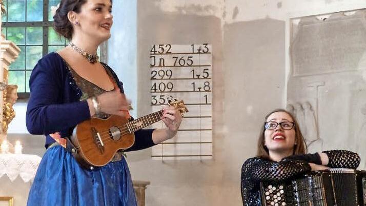 Ein begnadetes Duo: Sopranistin Teresa Hoerl und Yvonne Gr&uuml;nwald am Akkordeon Foto: Werner Rei&szlig;aus
