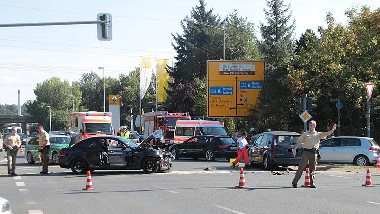 Auf der Priemershofer Kreuzung kam es zum Zusammenstoß der beiden Fahrzeuge.  Foto: Katrin Geyer