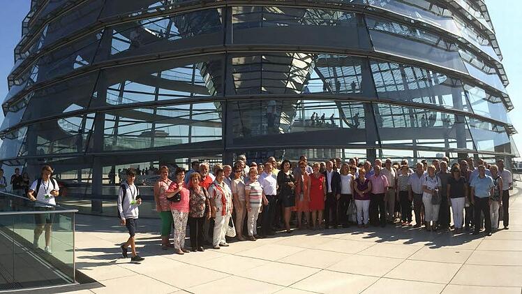 Beliebtes Motiv: Vor der Kuppel des Reichstagsgebäudes und in Sichtweite zum Berliner Fernsehturm versammelte sich die Gruppe aus Bad Kissingen mit den Abgeordneten Dotothee Bär und Sabine Dittmar zum Foto.
