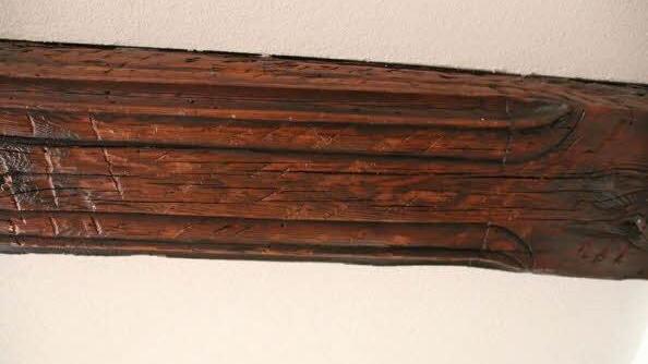 Der schöne alte Balken in der Küche war vor der Sanierung vollkommen unter anderen Materialien, wie z.B. Styropor, verschwunden.