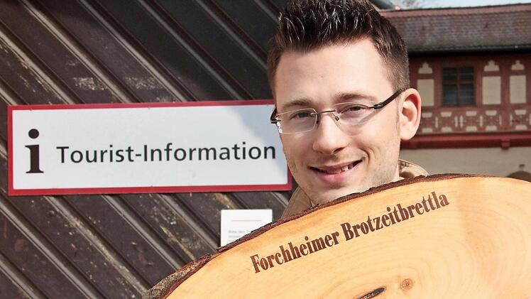 Nico Cieslar mit dem Verkaufsschlager der Tourist-Information.