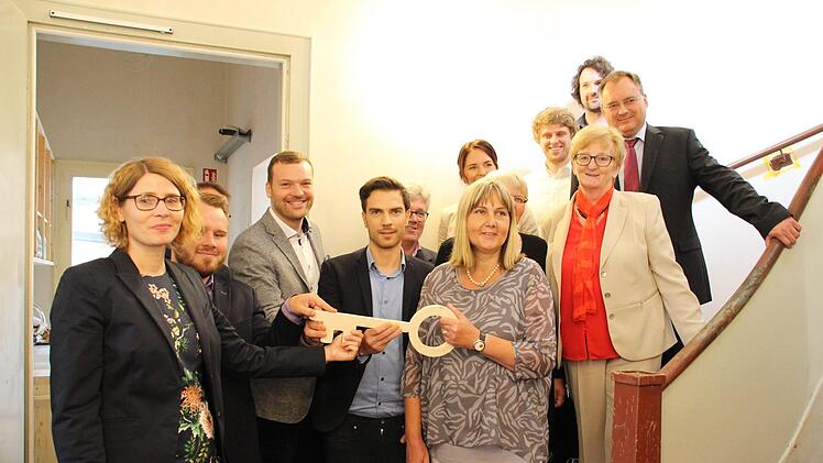 Schlüsselübergabe mit allen Beteiligten von Hochschule, Wifög und Stadt Coburg. Foto: Saskia Nauer